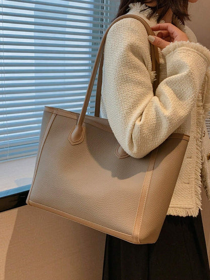 Bolso tote gris taupe para mujer llevado al hombro