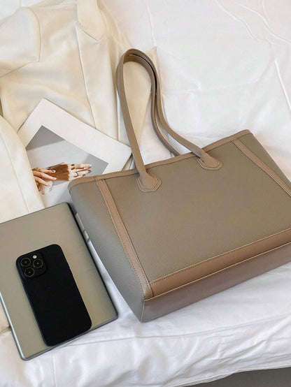 Bolso tote gris taupe para mujer junto a laptop