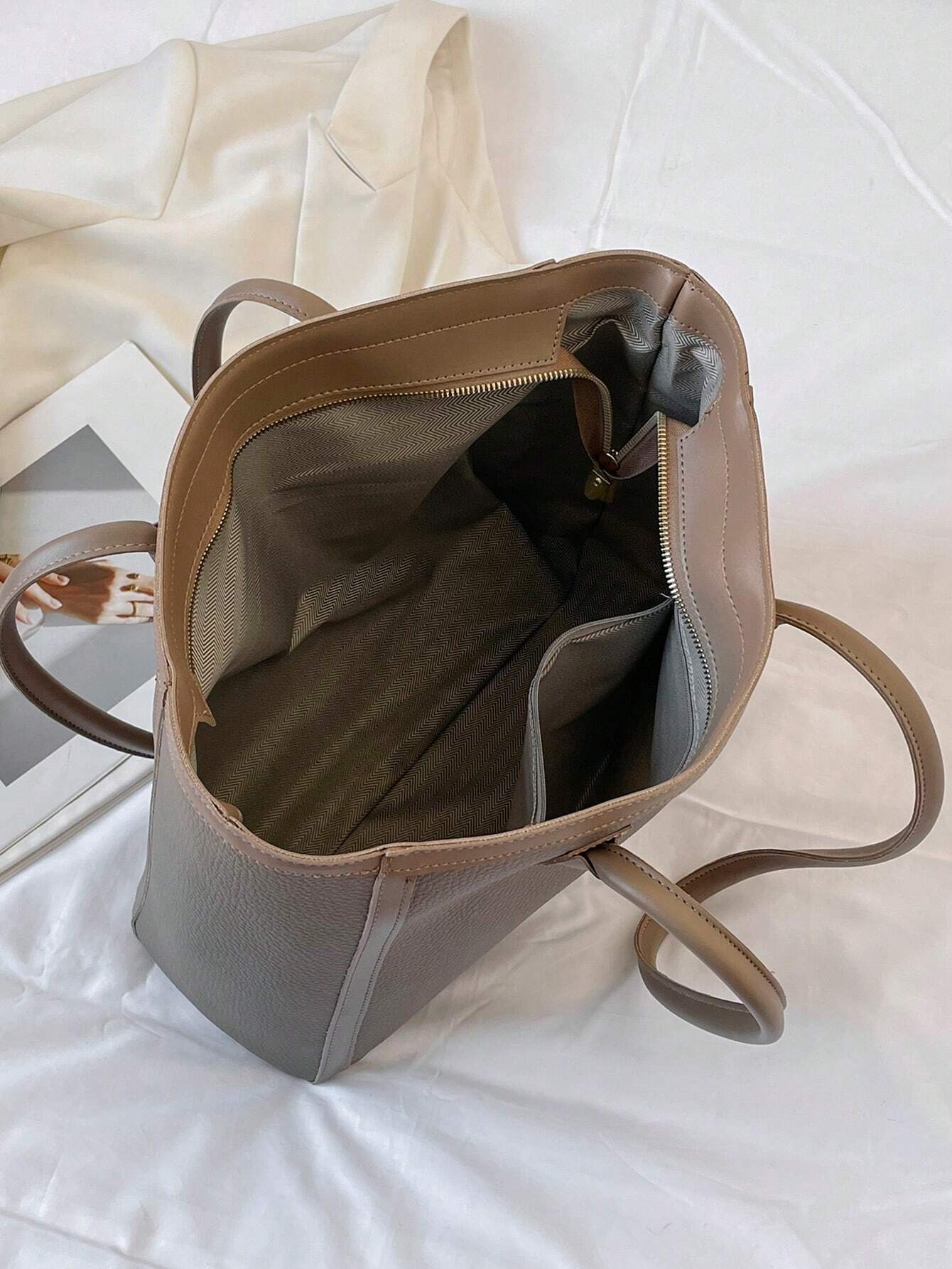 Bolso tote gris taupe para mujer detalle del interior amplio