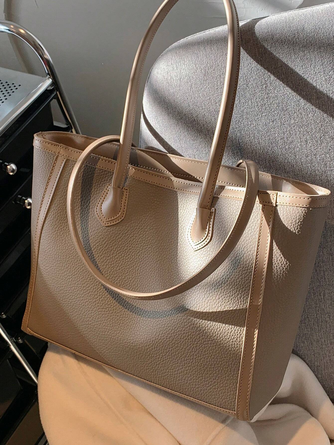 Bolso tote gris taupe para mujer vista frontal texturizada