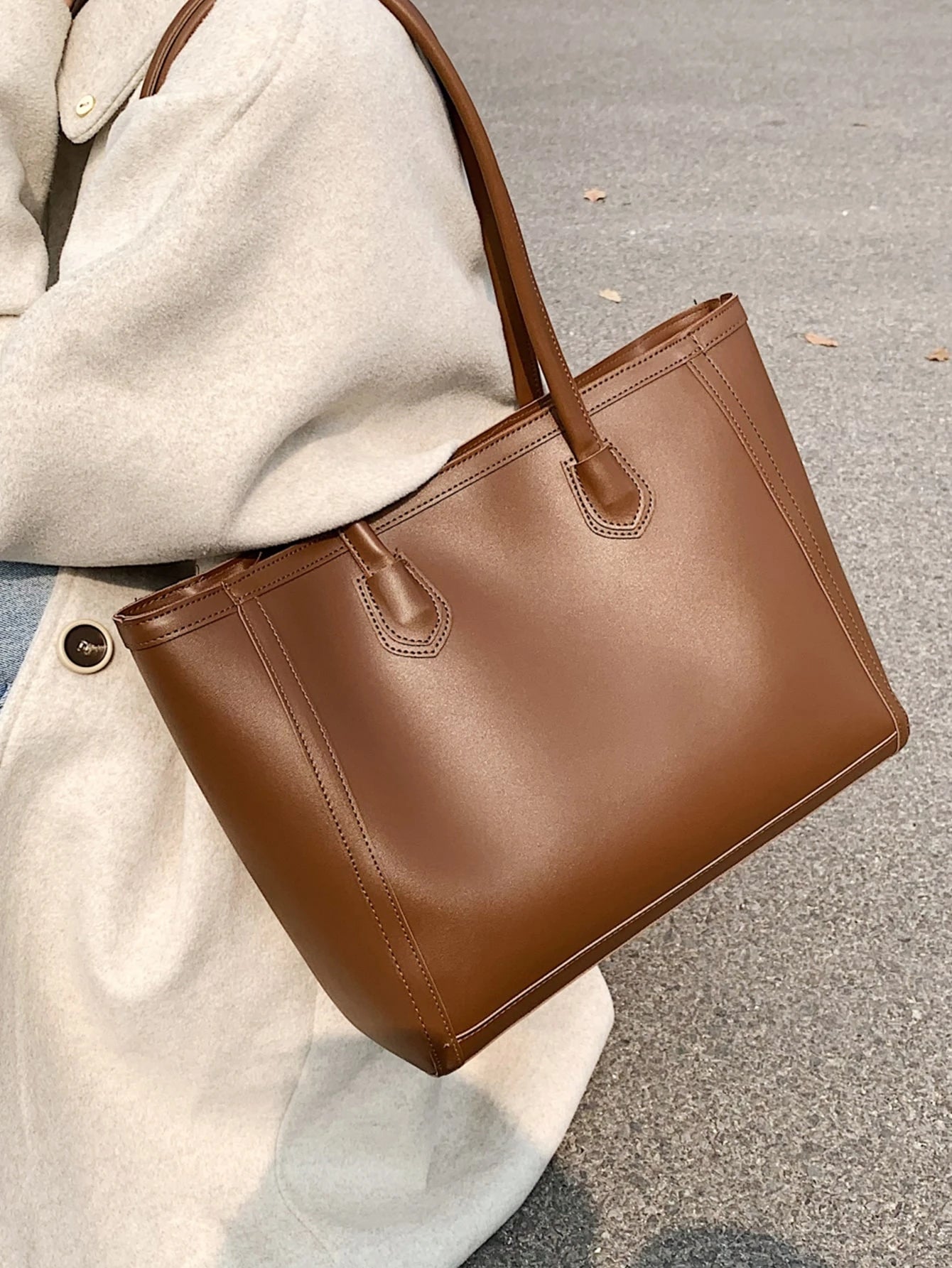 Bolso tote café camel para mujer llevado al hombro