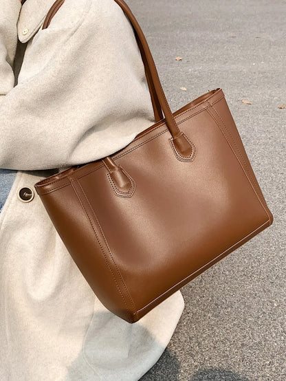 Bolso tote café camel para mujer llevado al hombro