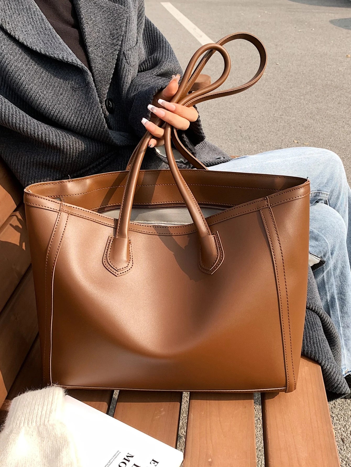 Bolso tote café camel para mujer vista frontal con asas largas