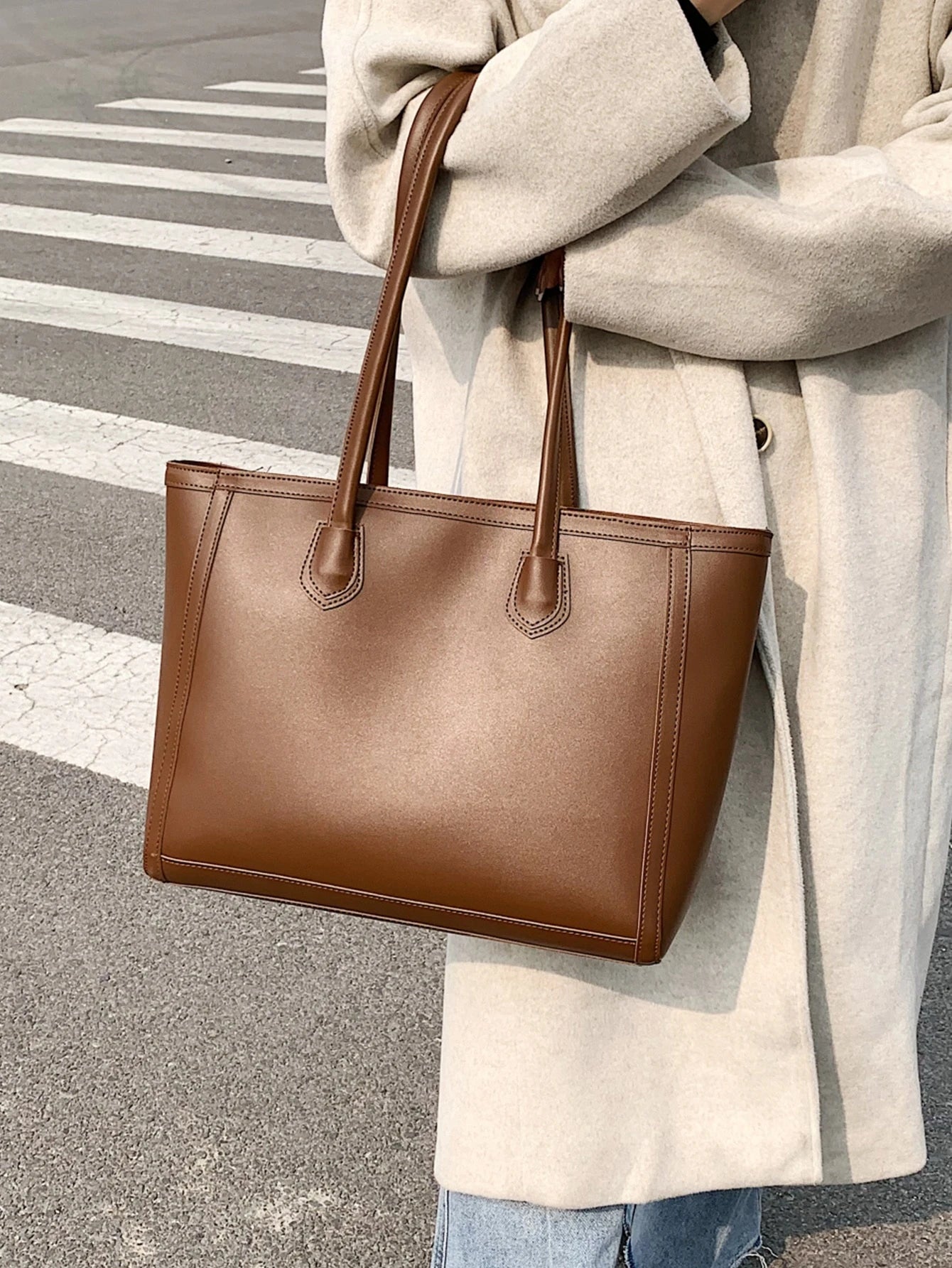 Bolso tote café camel para mujer vista frontal elegante