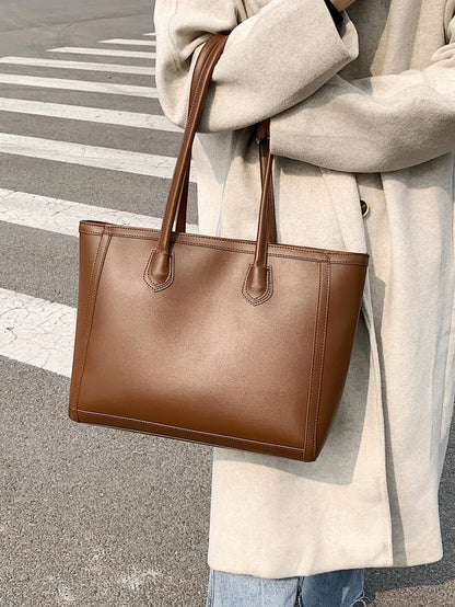 Bolso tote café camel para mujer vista frontal elegante