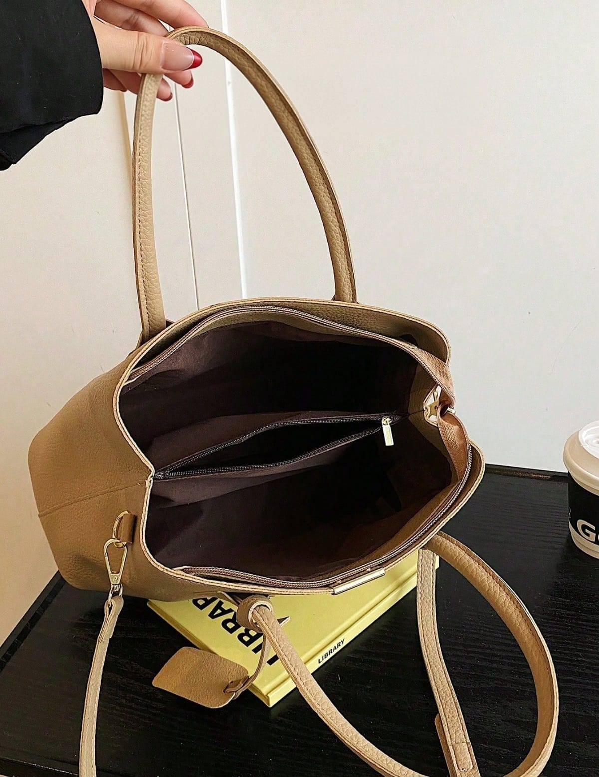 Bolso caqui para mujer detalle interior con cremallera