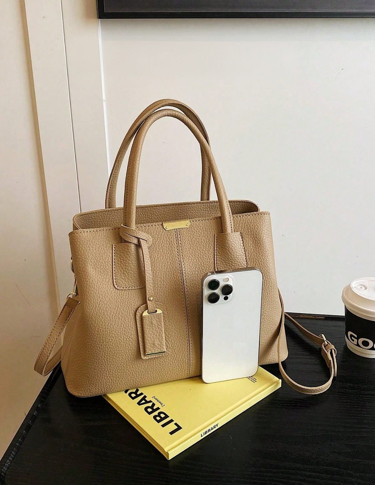 Bolso caqui para mujer comparación de tamaño con celular