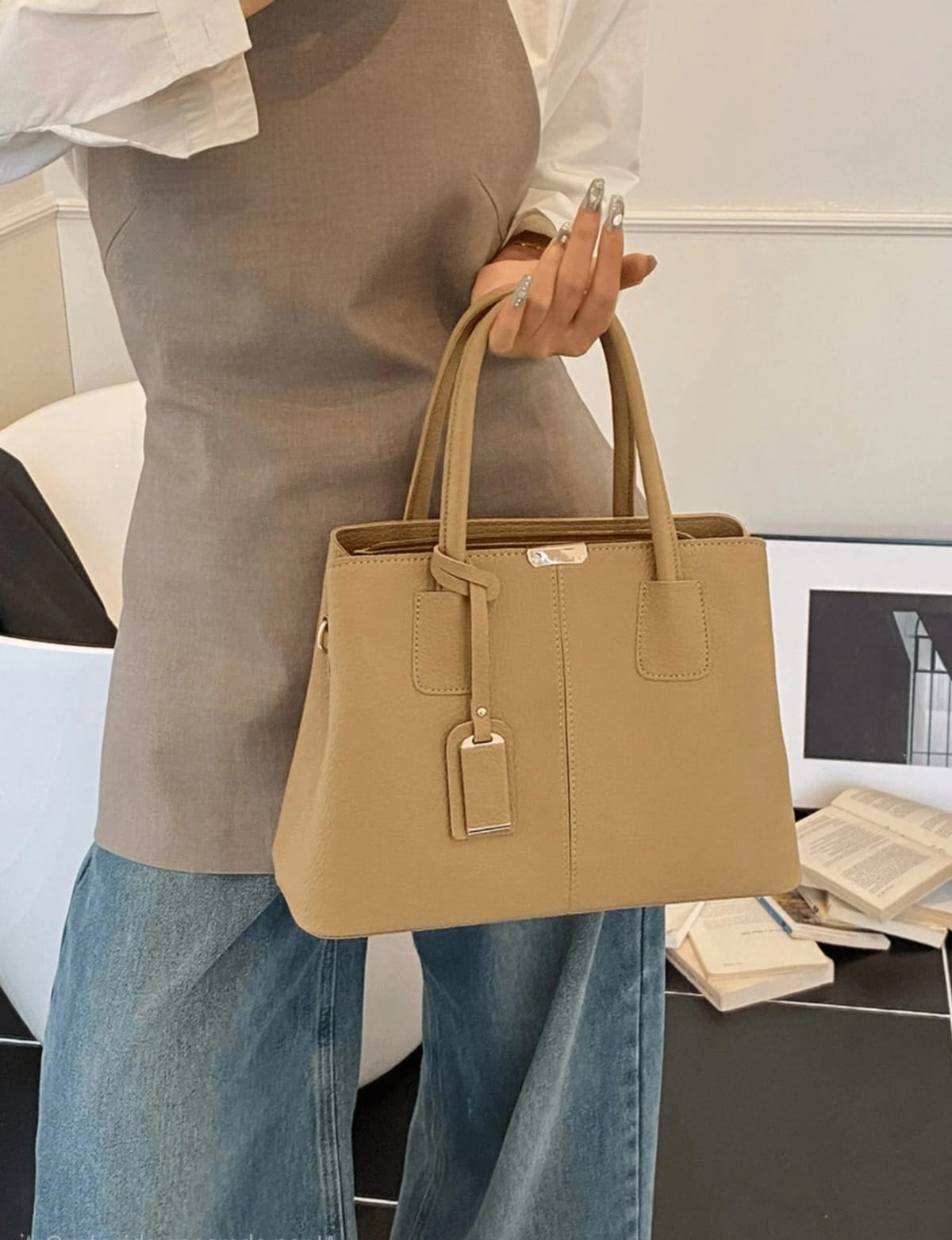 Bolso caqui para mujer en uso con doble asa