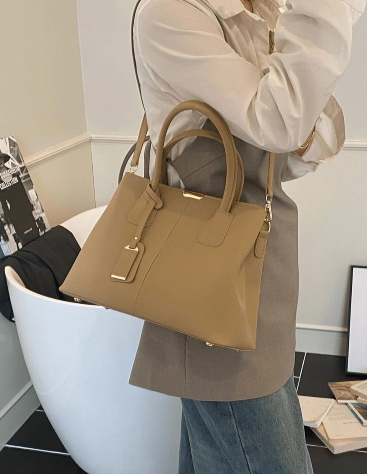 Bolso caqui para mujer vista lateral con acabado estructurado
