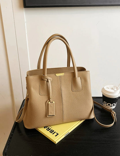 Bolso caqui para mujer vista frontal con llavero decorativo