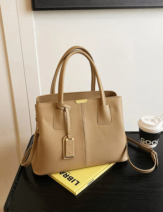 Bolso caqui para mujer vista frontal con llavero decorativo