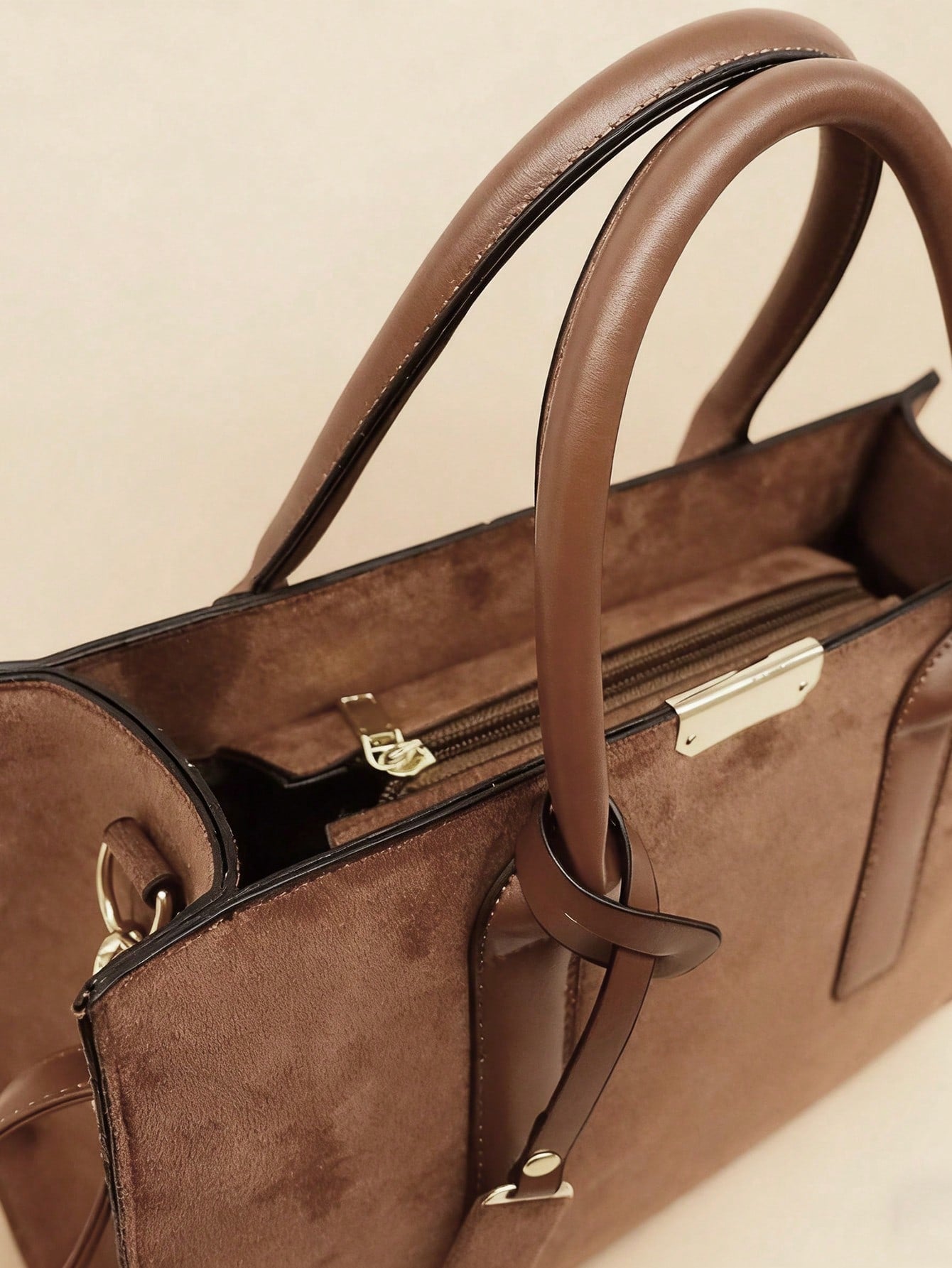 Bolso tote café para mujer detalle de asas y cierre superior