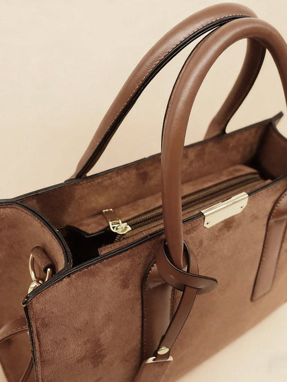 Bolso tote café para mujer detalle de asas y cierre superior