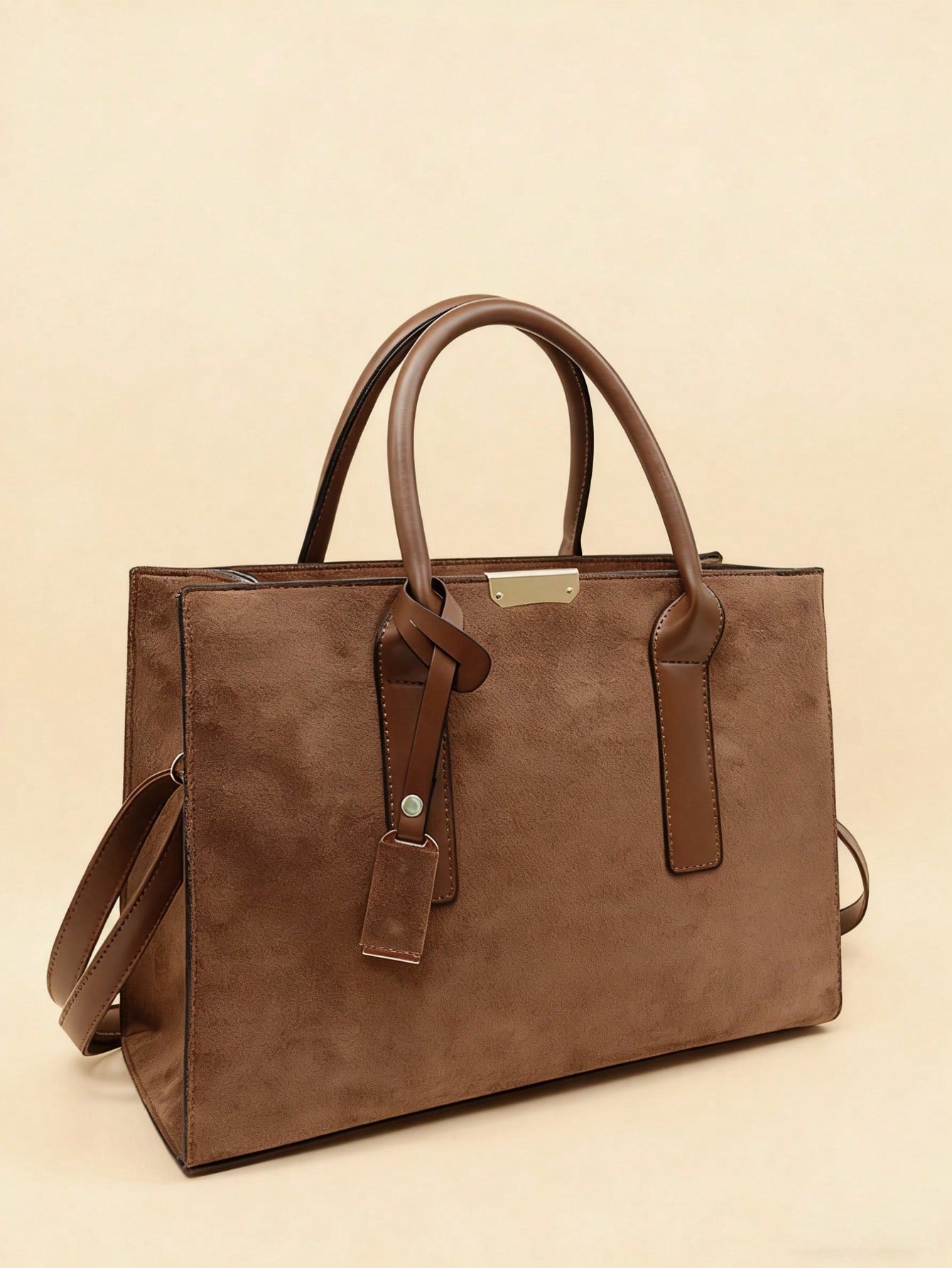 Bolso tote café para mujer vista frontal con acabado tipo ante