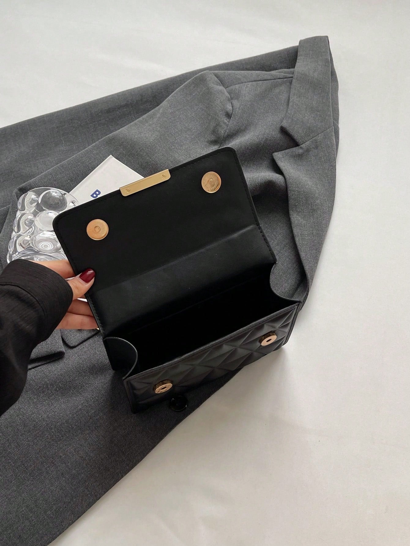 interior del bolso negro con solapa magnética