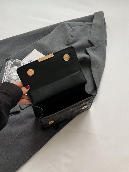 interior del bolso negro con solapa magnética