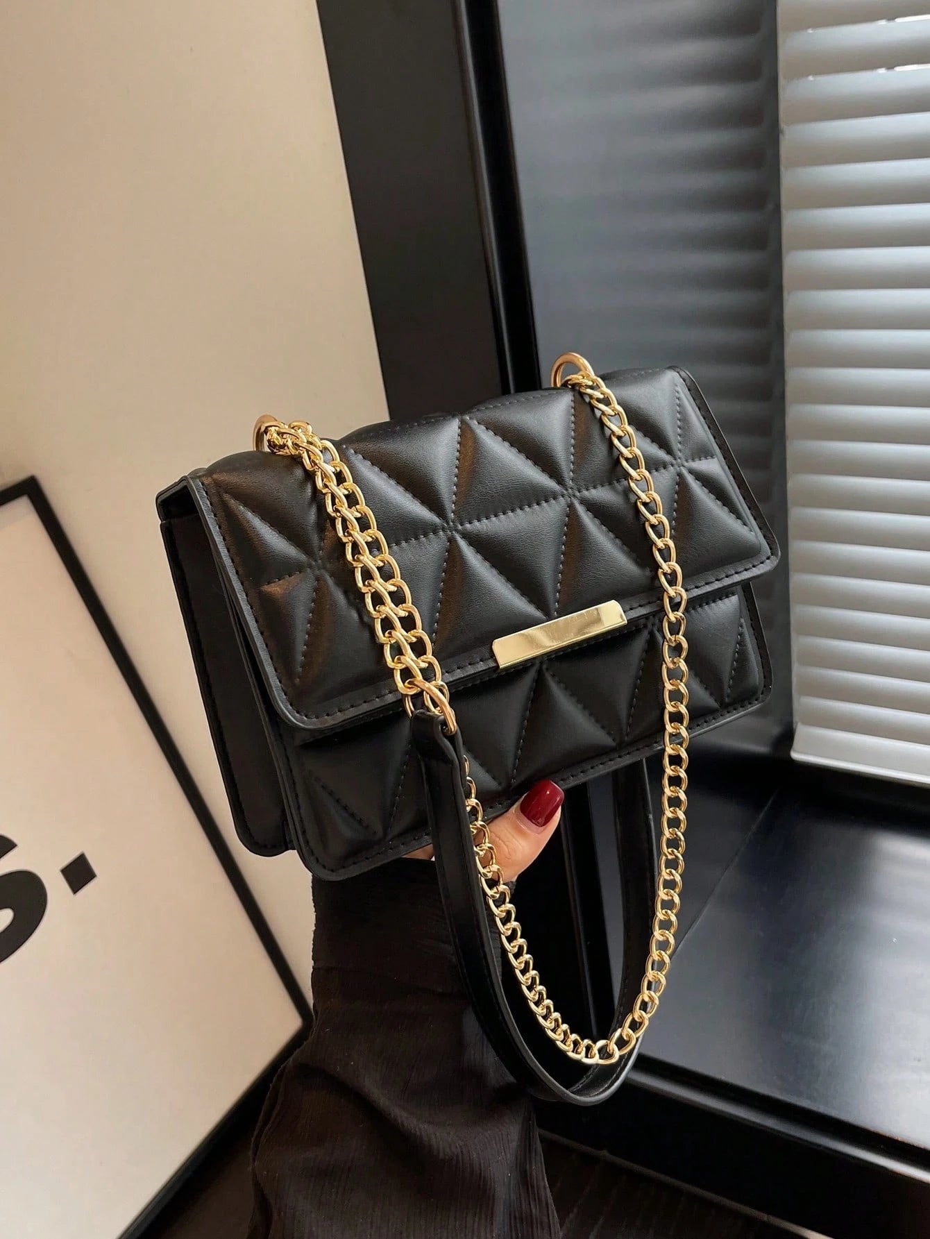 bolso negro acolchado con cadena dorada para dama