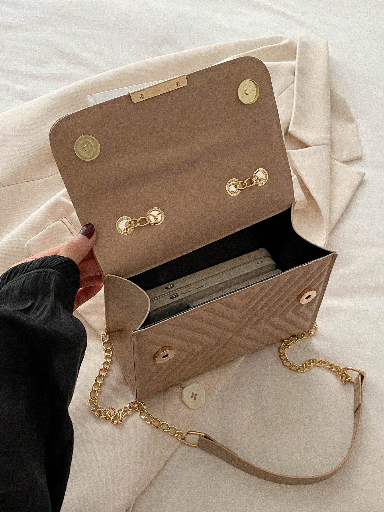 interior del bolso mini caqui con solapa magnética