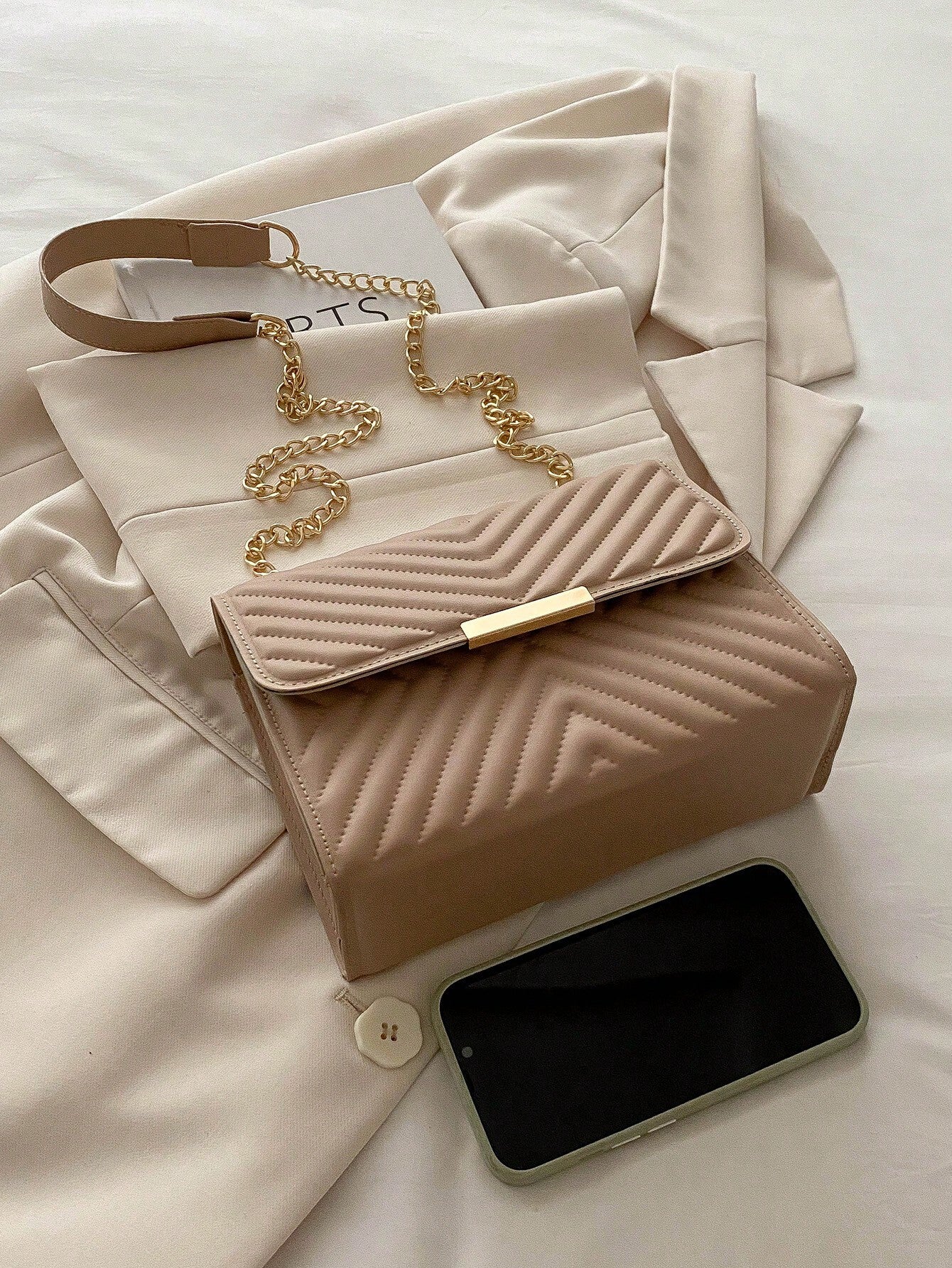 vista lateral del bolso caqui minimalista