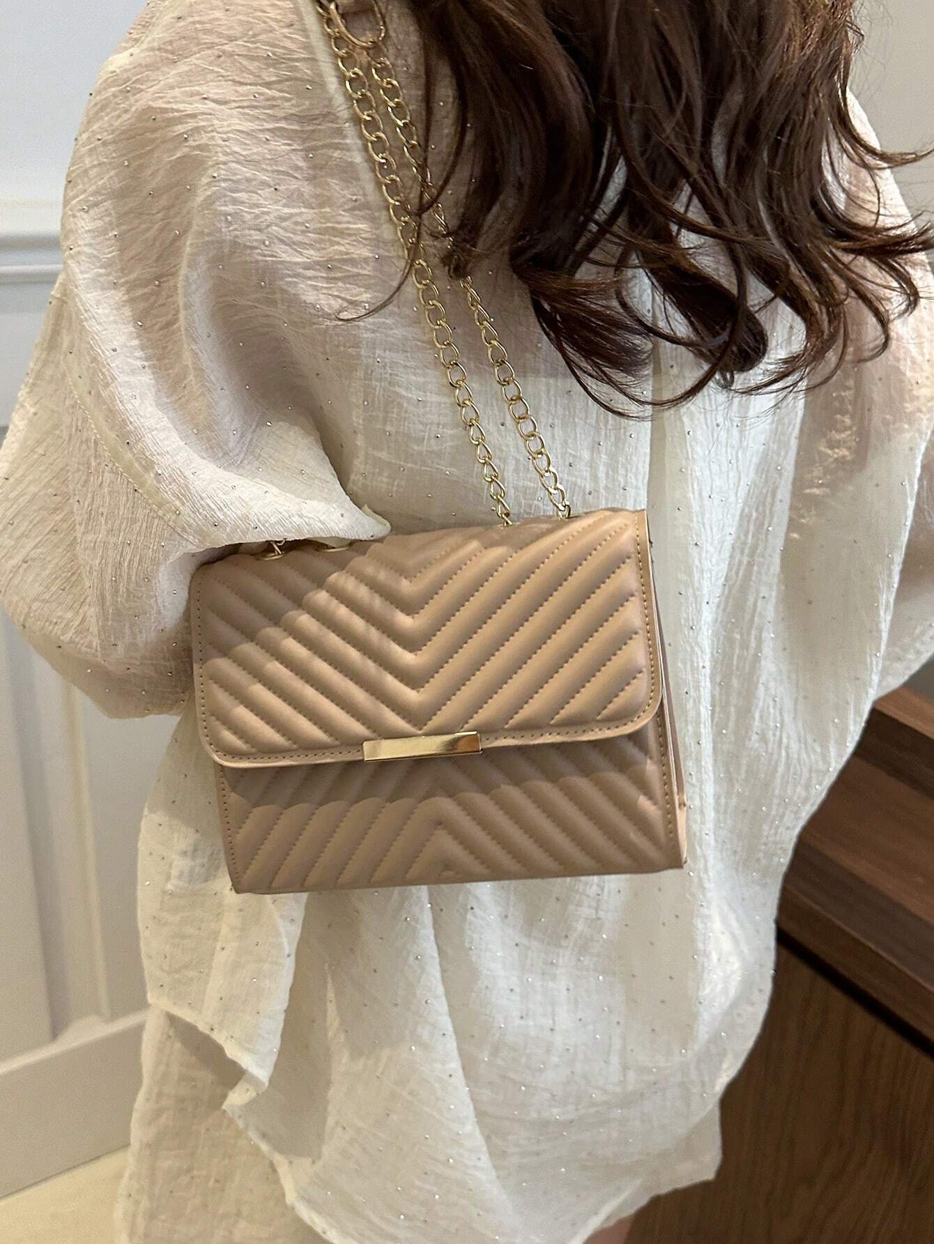 correa dorada del bolso caqui elegante