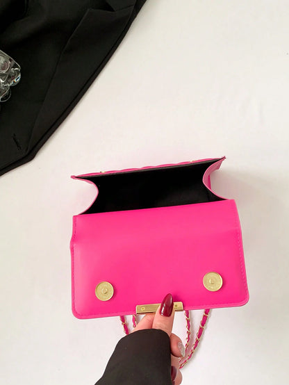 interior del bolso fucsia con cierre magnético