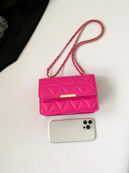 bolso mini rosa fucsia junto a celular