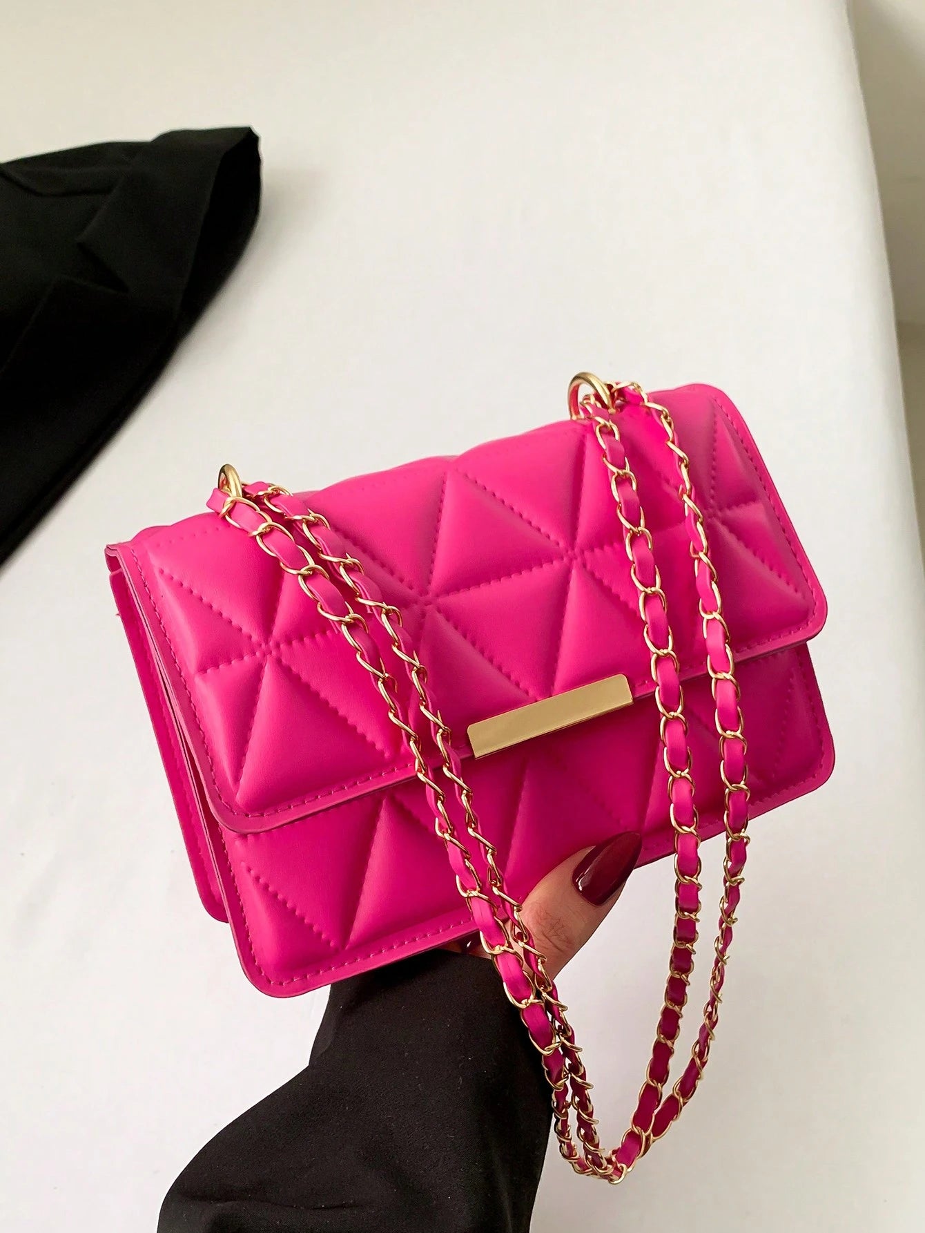 bolso rosa fucsia acolchado con cadena dorada para dama