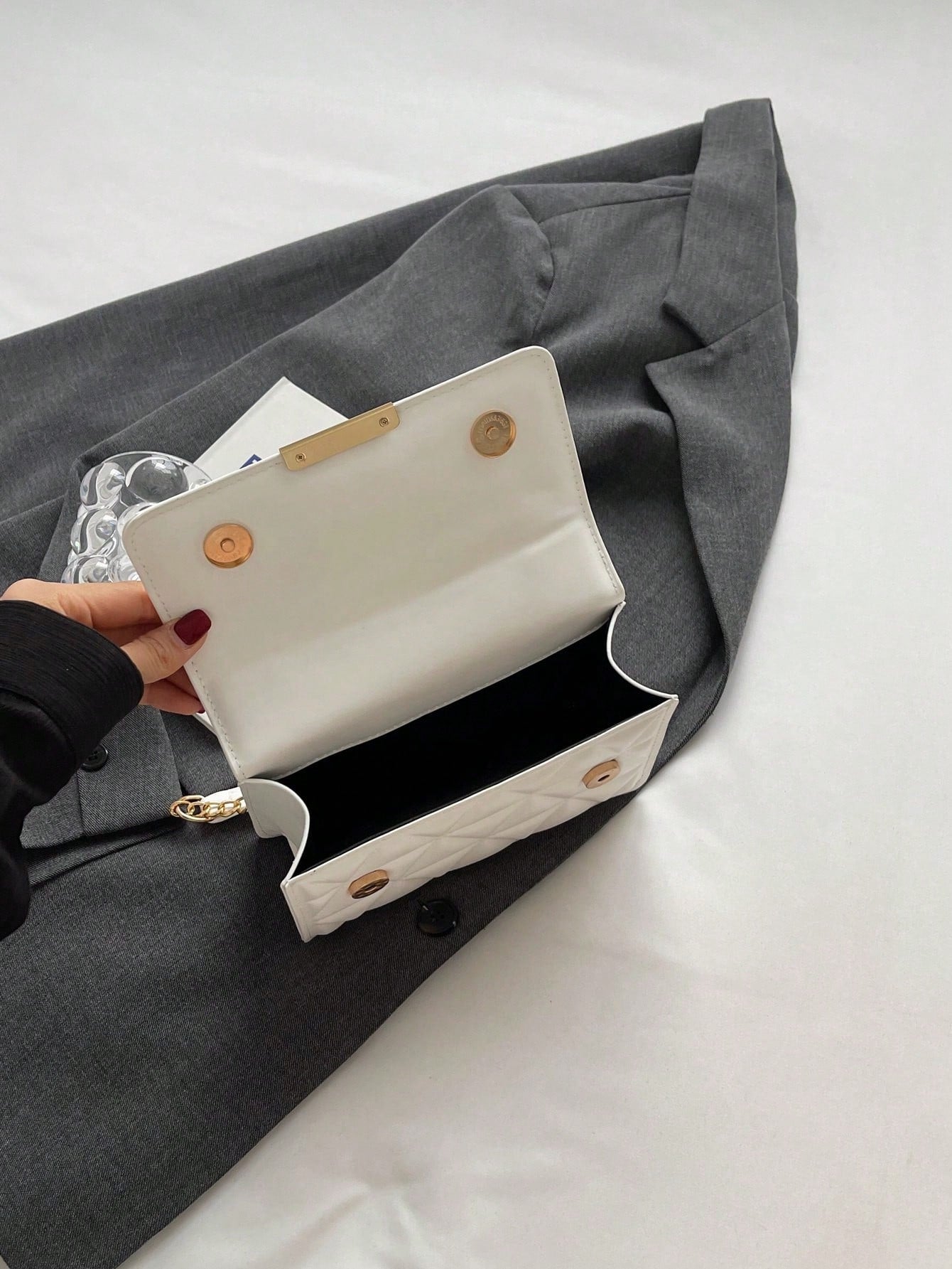 interior del bolso blanco con cierre de solapa