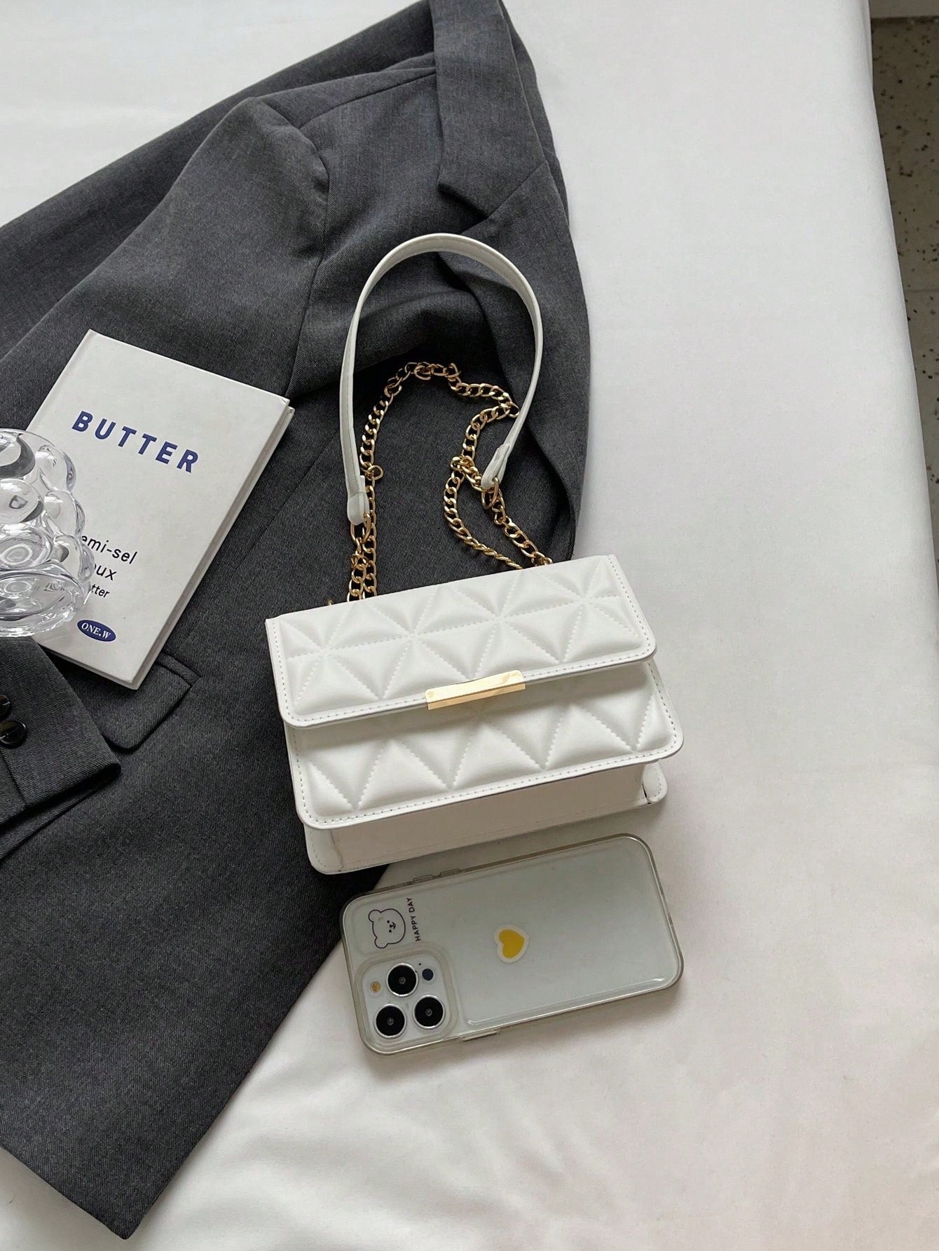 vista lateral del bolso blanco elegante