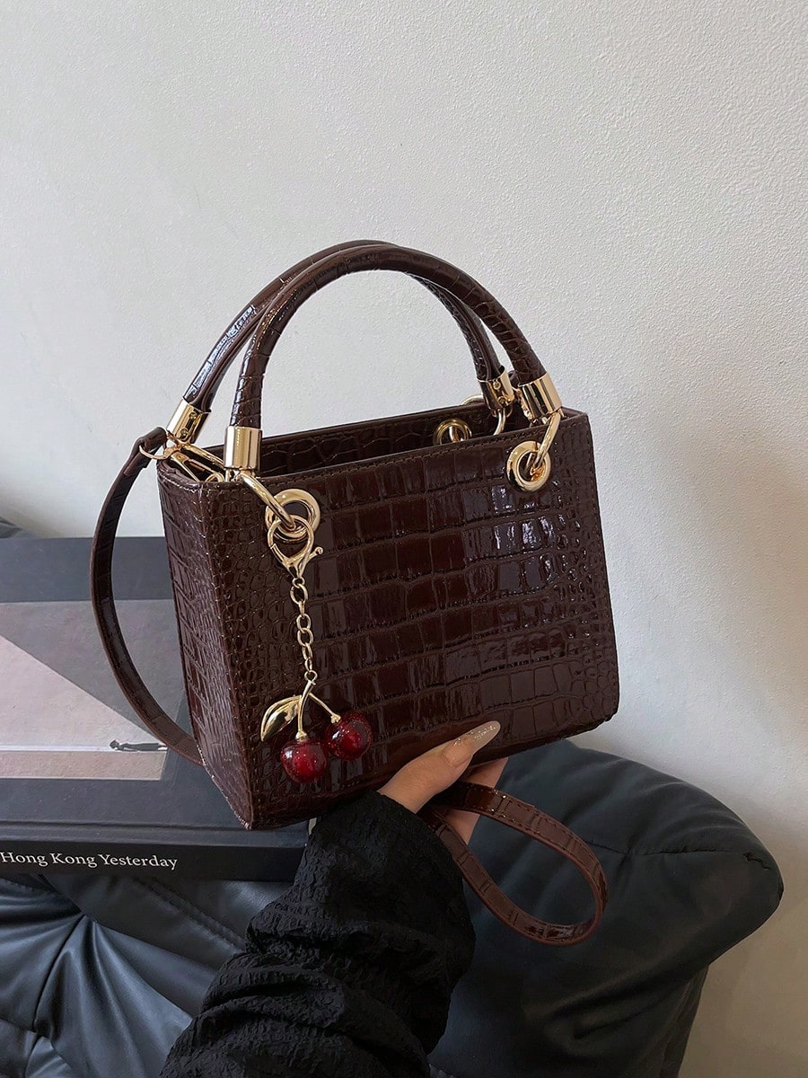 bolso café croco para dama con herrajes dorados