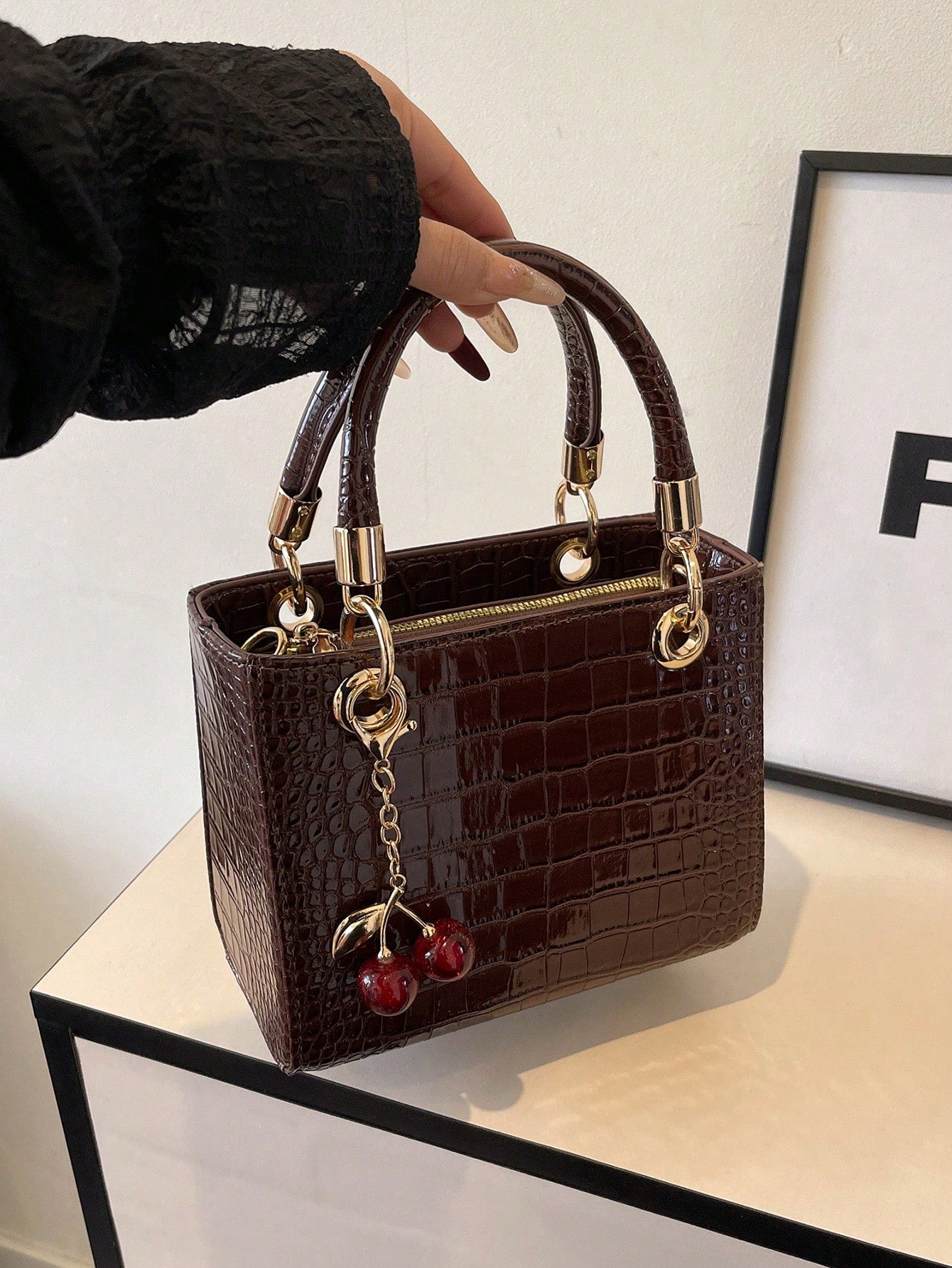 bolso café croco para dama con colgante de cereza
