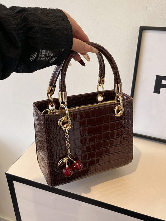 bolso café croco para dama con colgante de cereza