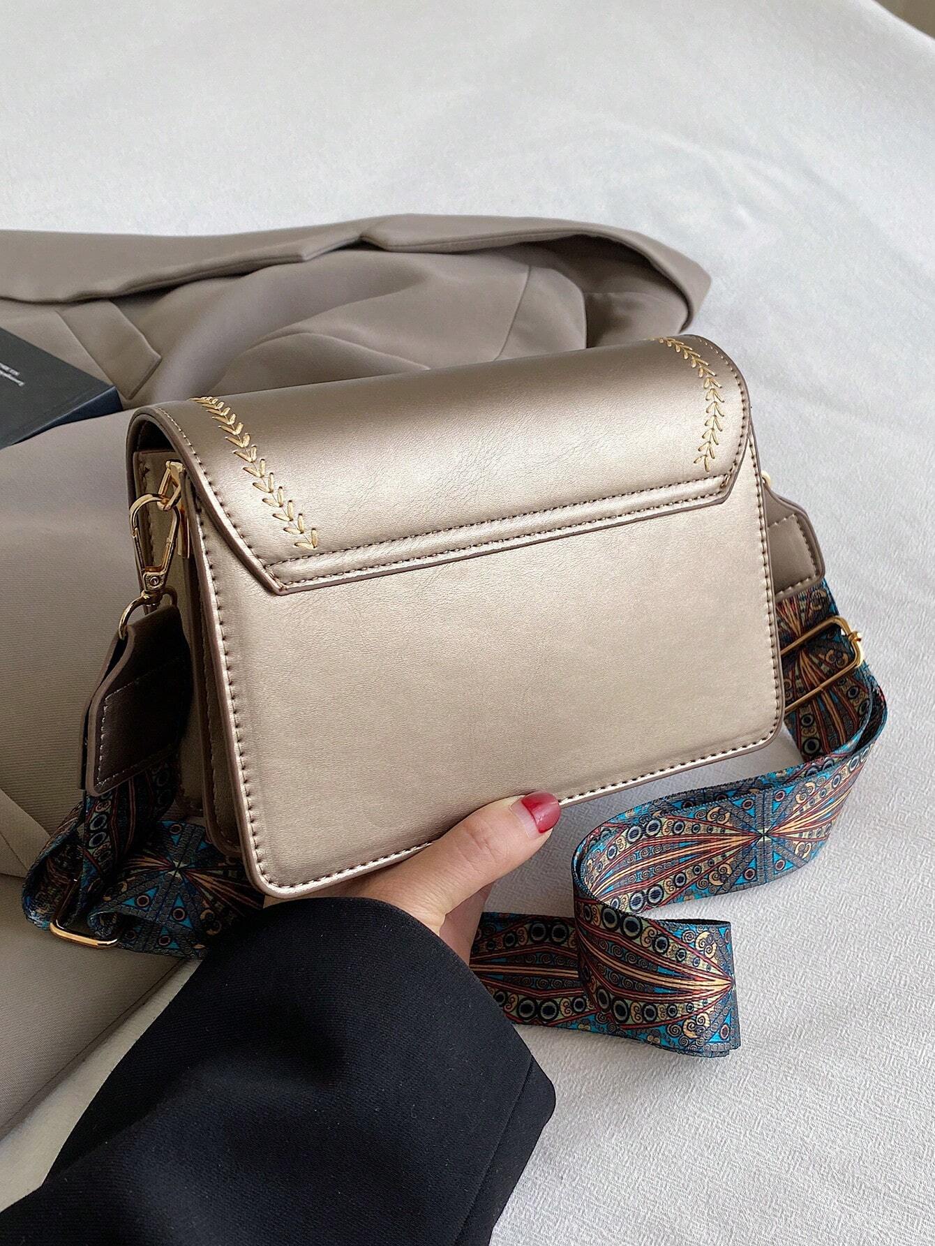 vista lateral del bolso cuadrado bronce