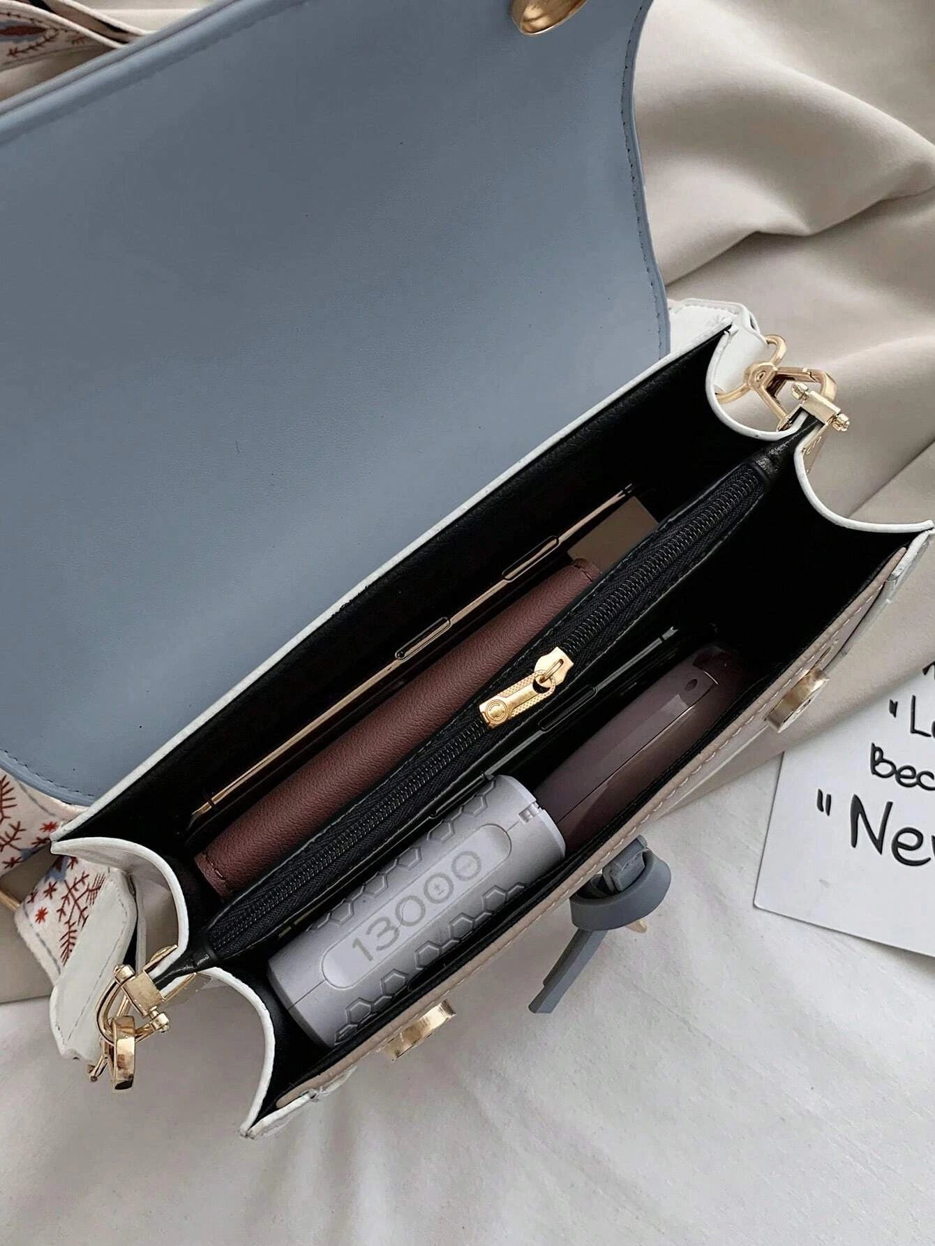 interior del bolso multicolor con cierre