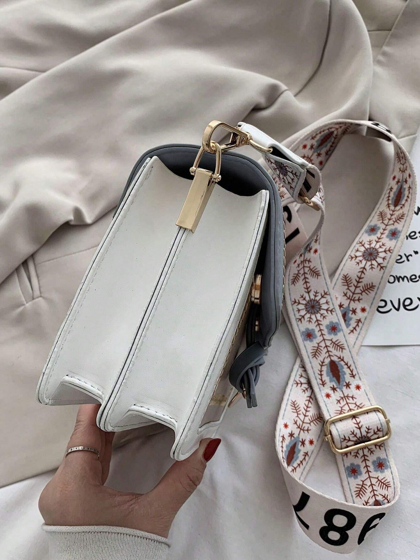 vista lateral del bolso cuadrado multicolor