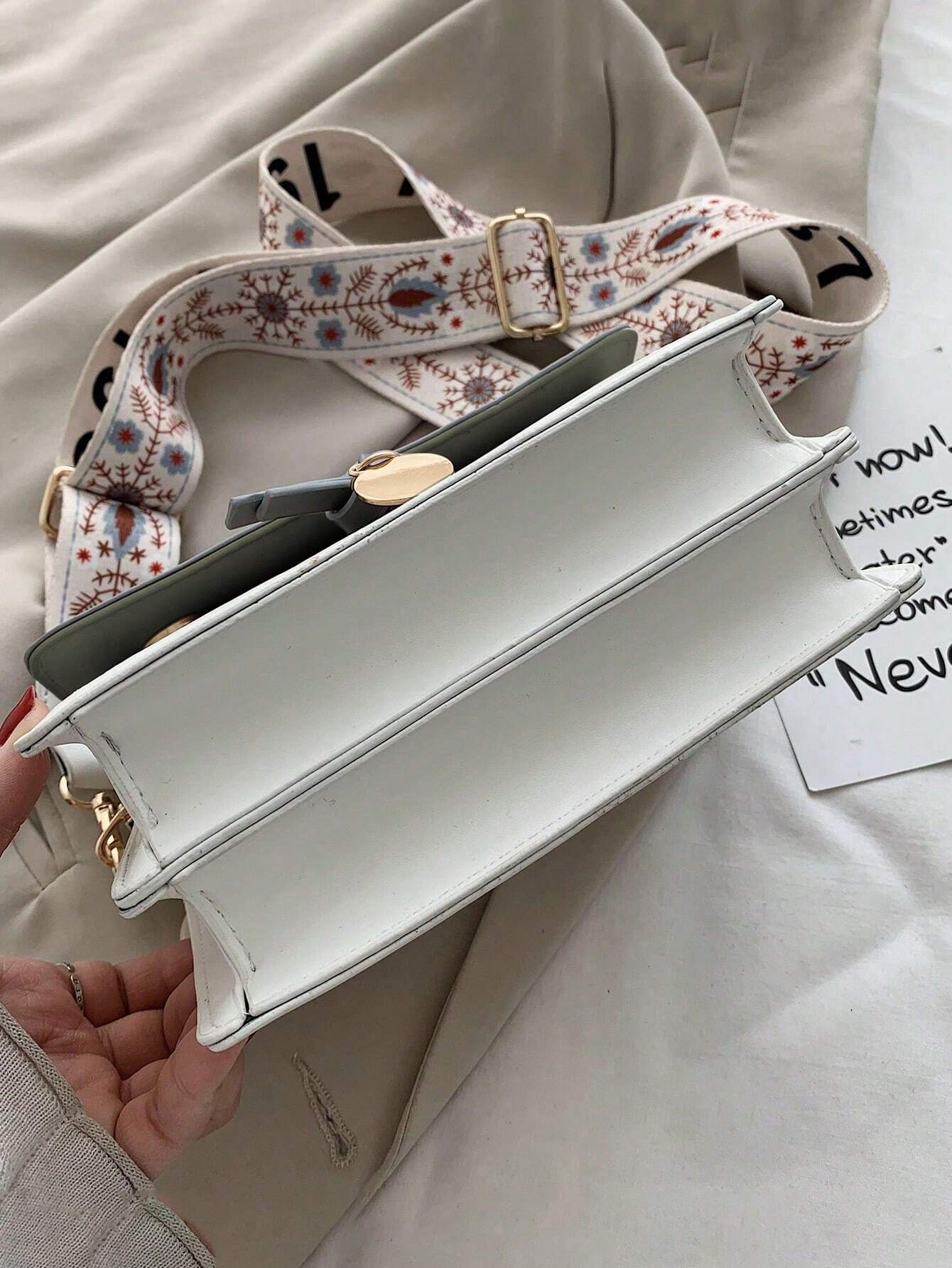 vista lateral del bolso cuadrado verde