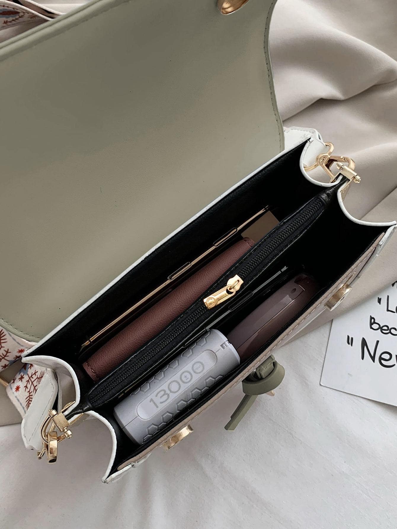 interior del bolso verde con cierre