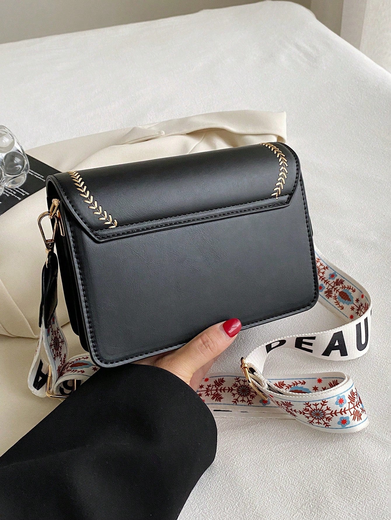 vista trasera del bolso elegante blanco y negro