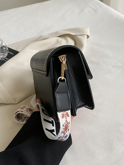 vista lateral del bolso cuadrado blanco y negro