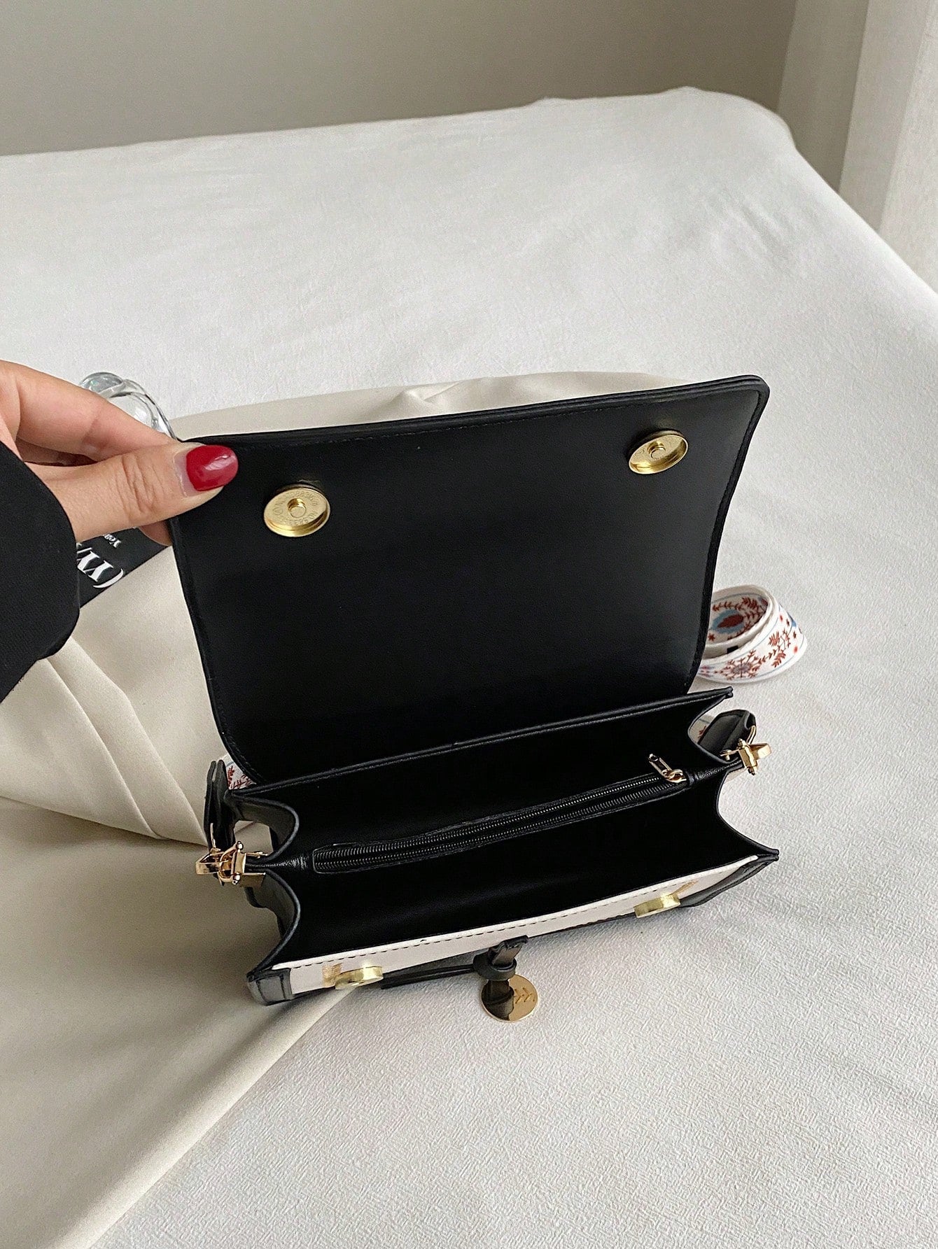 interior del bolso con cierre y compartimentos