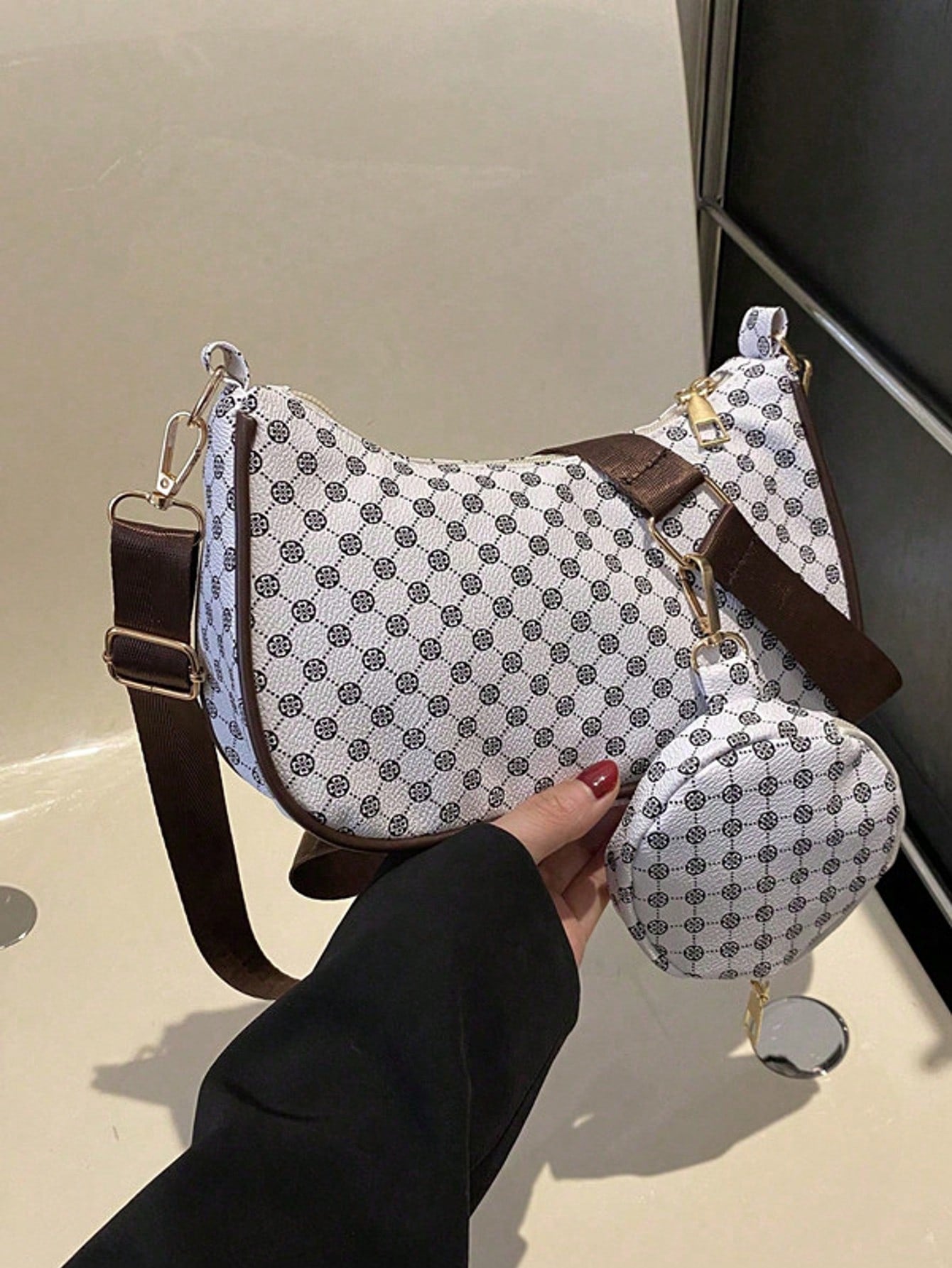 vista lateral del bolso hobo moderno