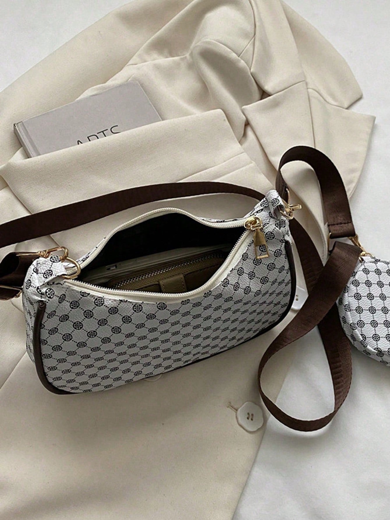 bolso hobo con minibolso redondo colgante