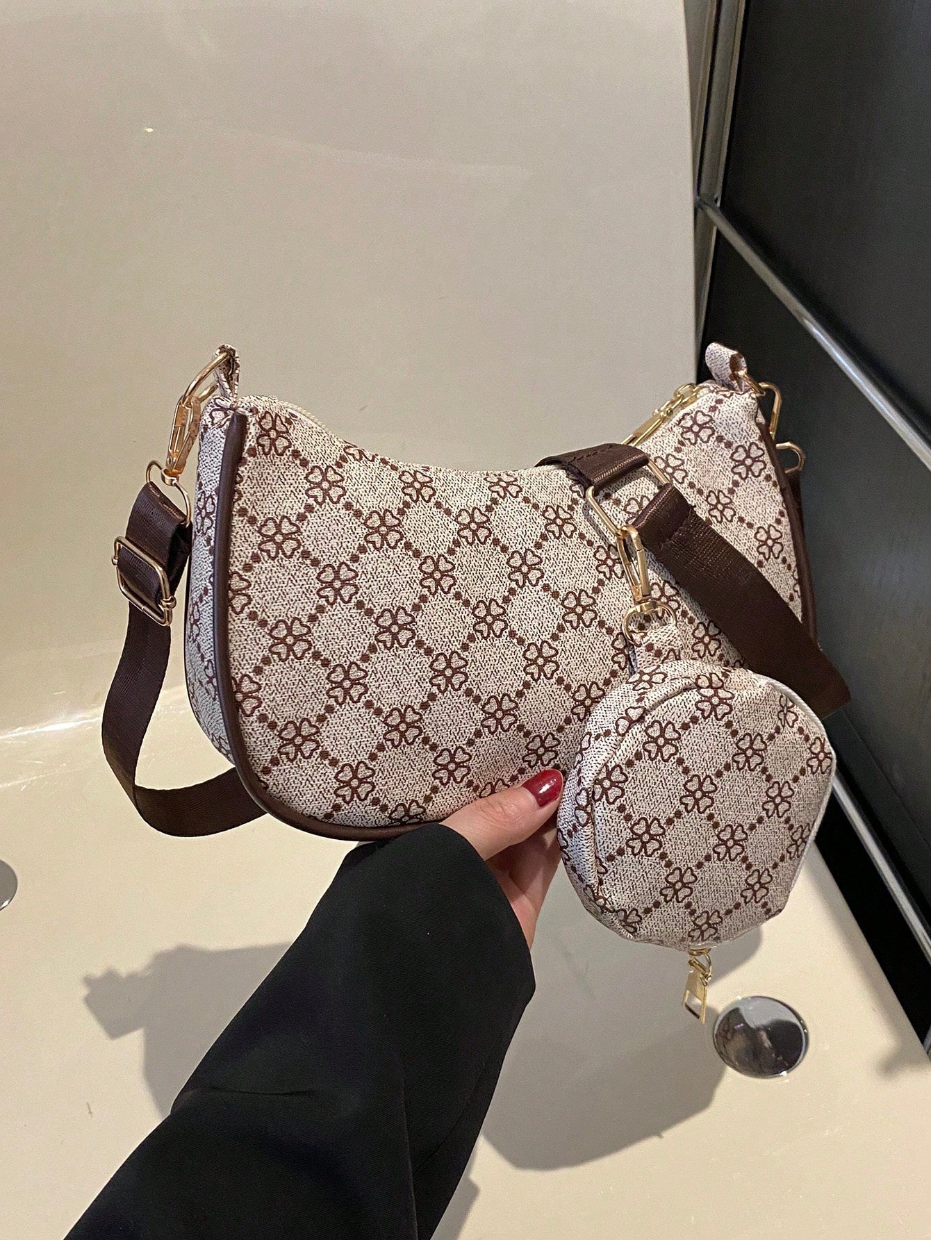 vista lateral del bolso hobo con monedero