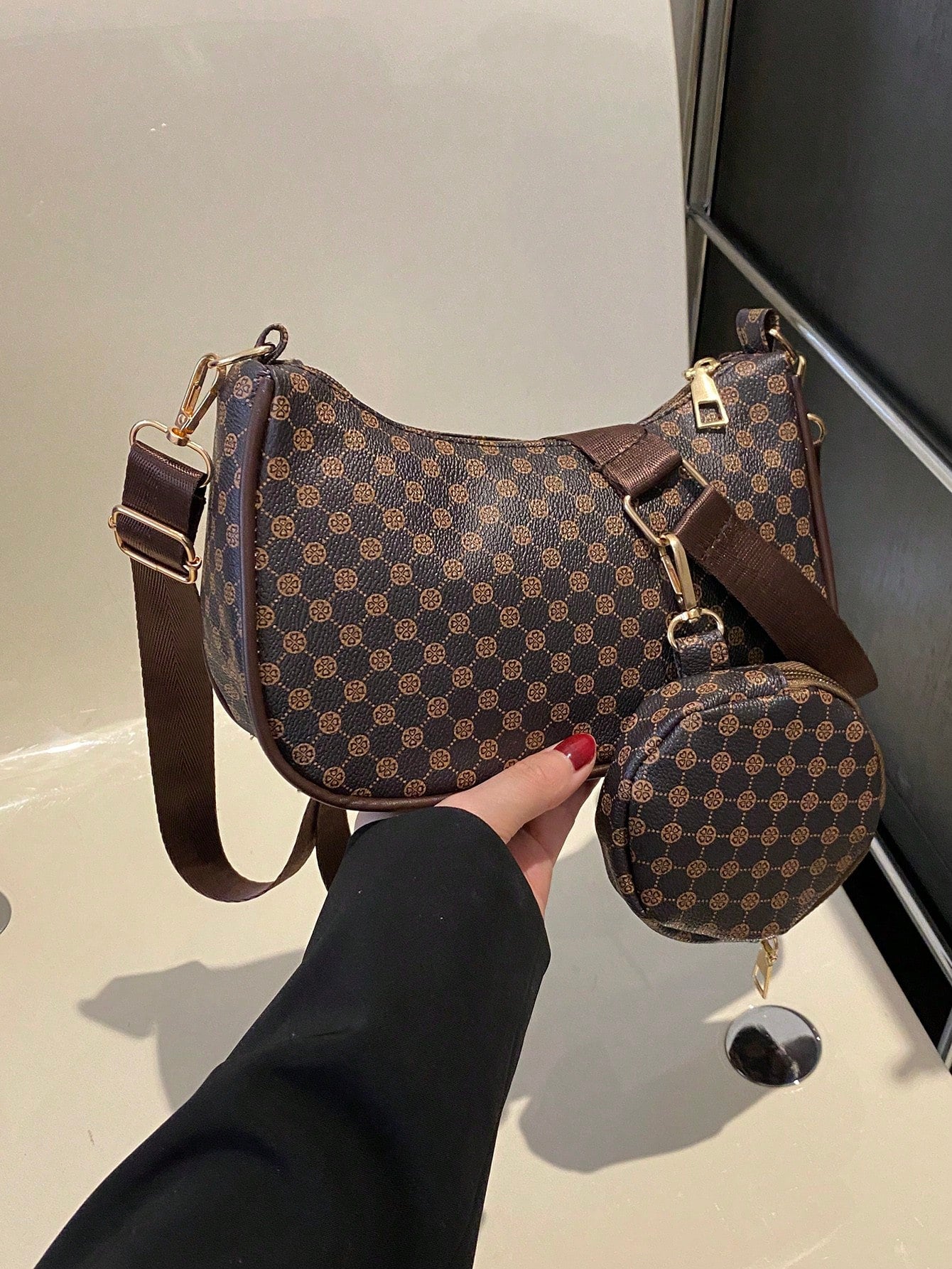 vista lateral del bolso hobo marrón con monedero