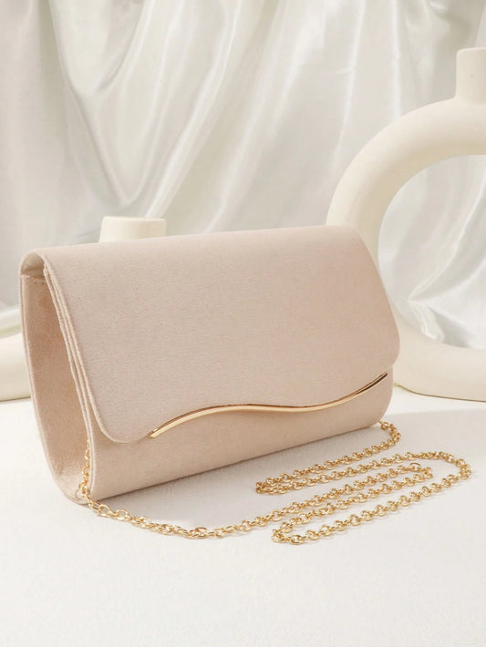 Bolso beige para mujer vista frontal con cadena dorada