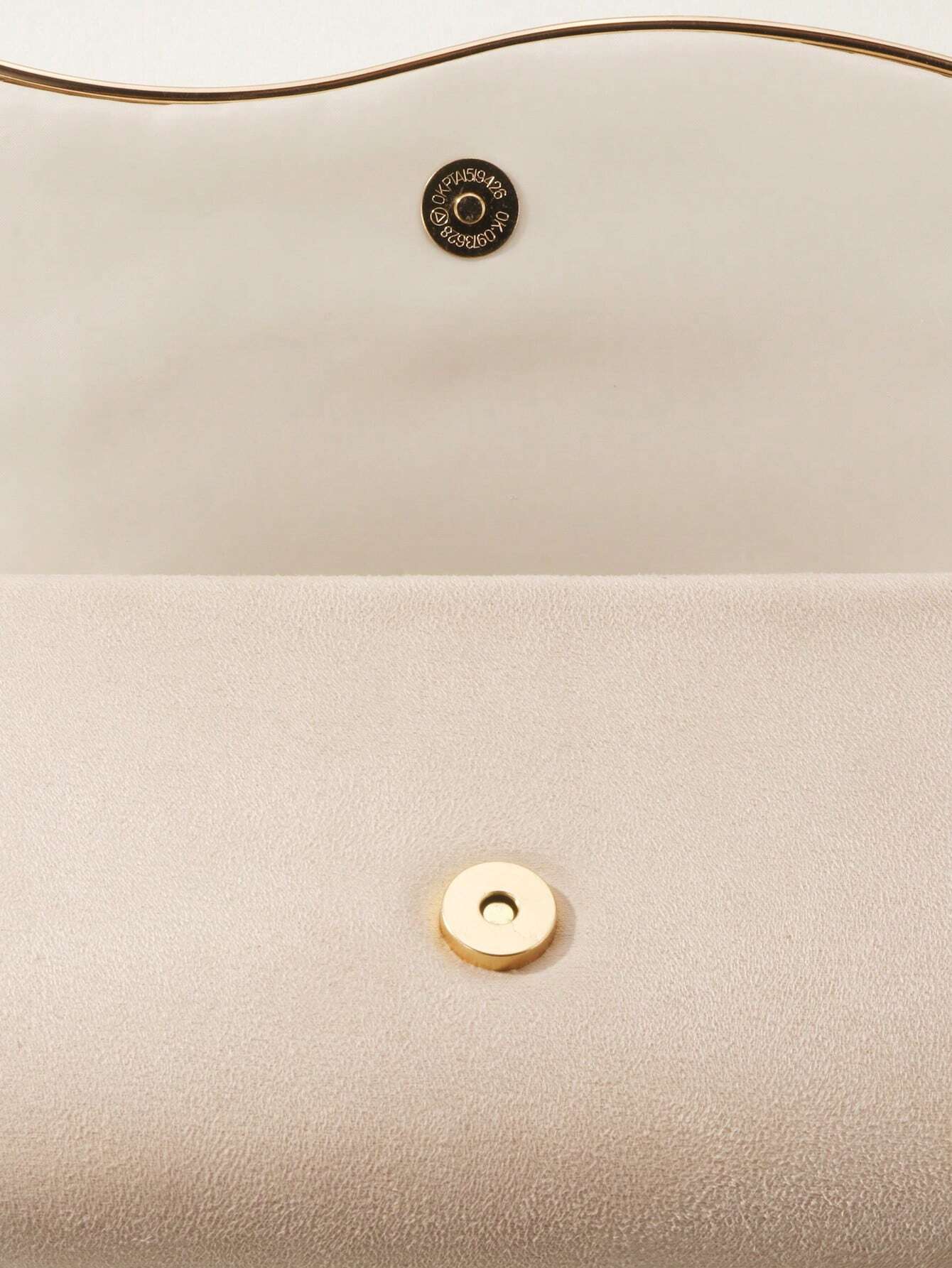 Bolso beige para mujer detalle de broche magnético dorado