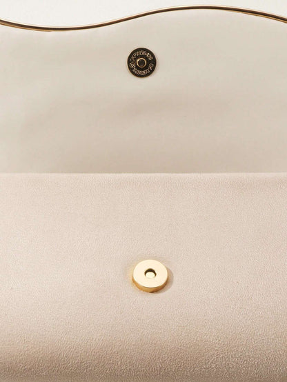 Bolso beige para mujer detalle de broche magnético dorado