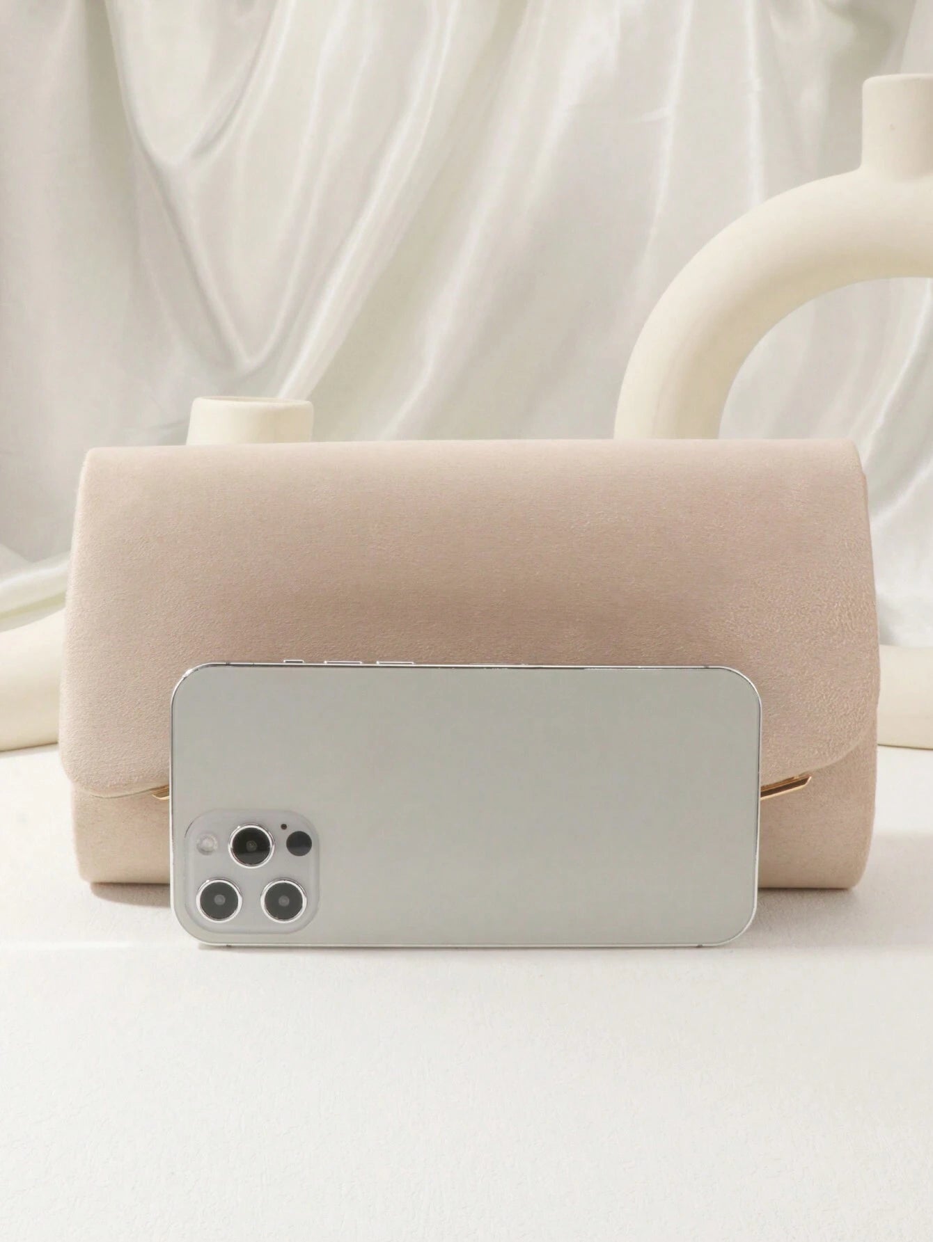Bolso beige para mujer comparación de tamaño con celular