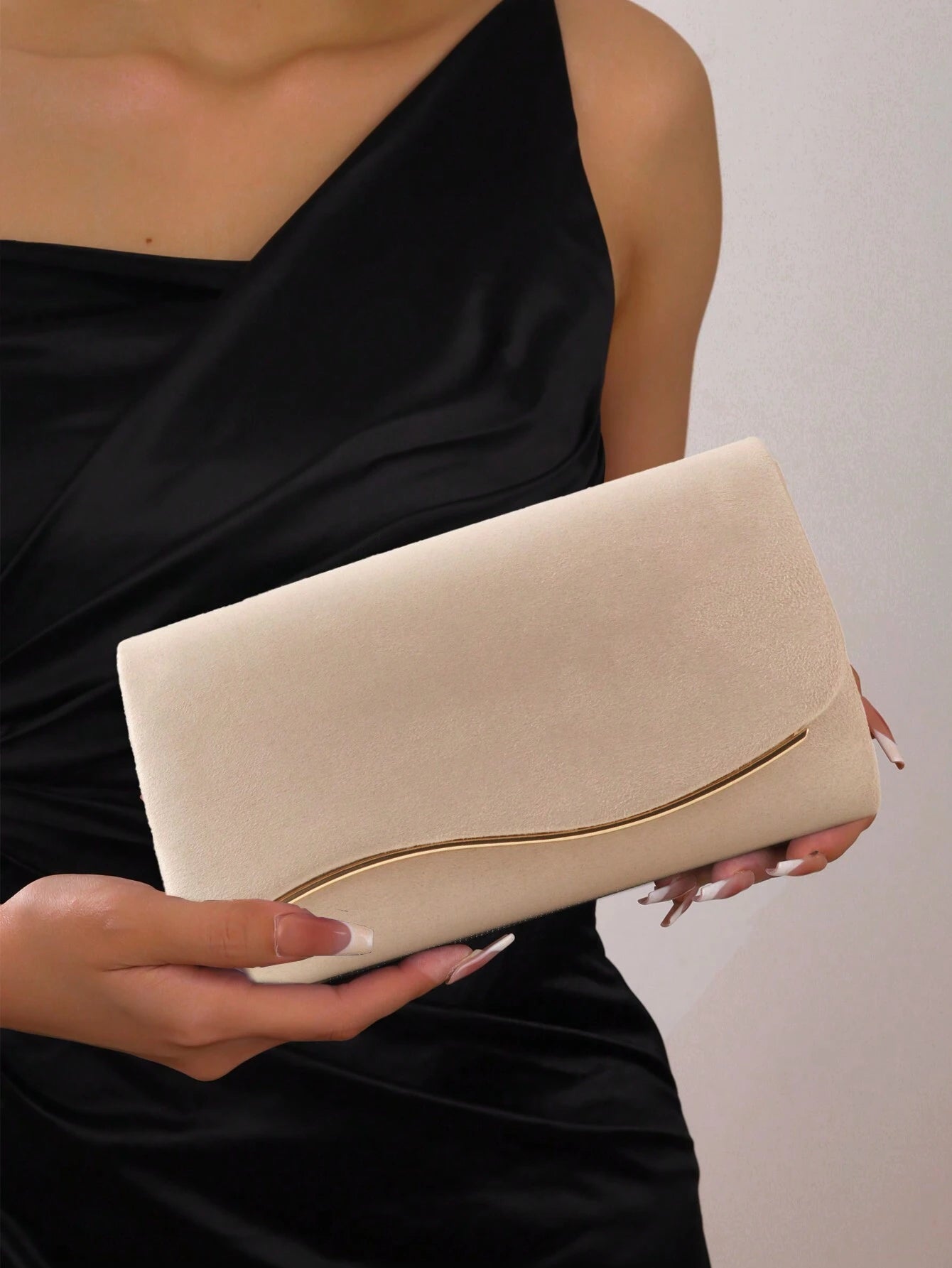 Bolso beige para mujer en uso con vestido negro