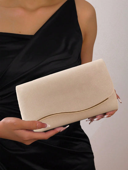 Bolso beige para mujer en uso con vestido negro